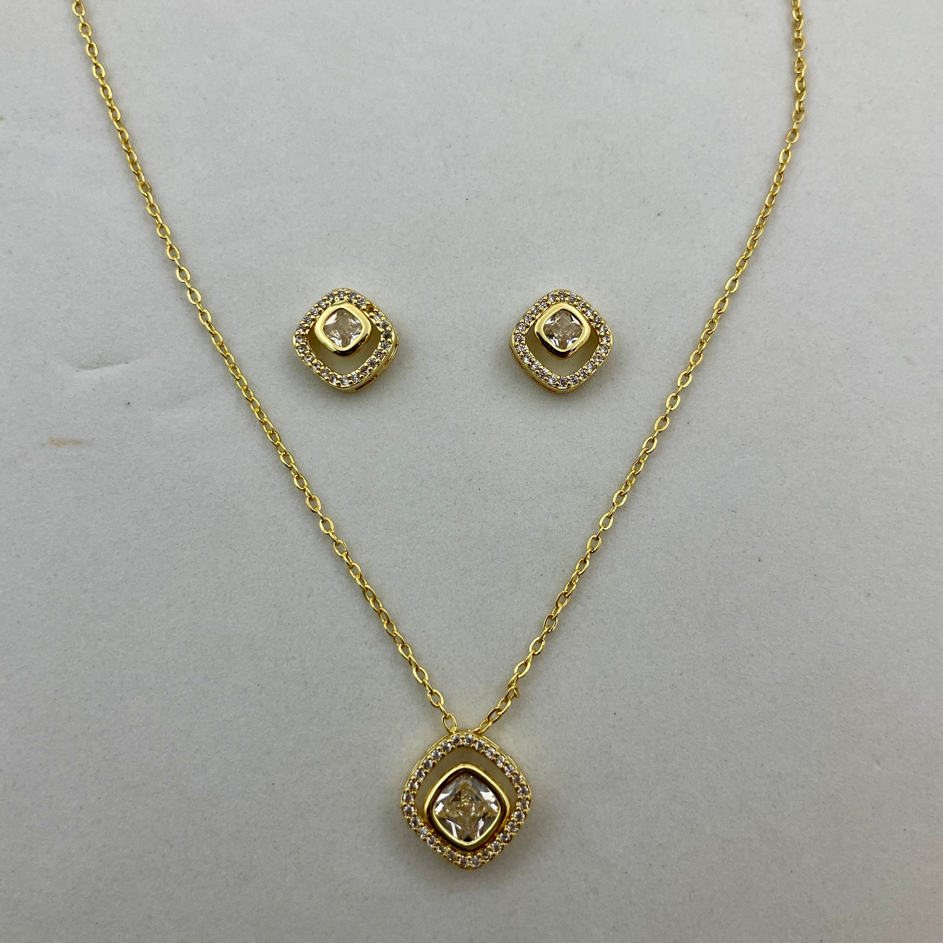 Gold plated pendant necklace set