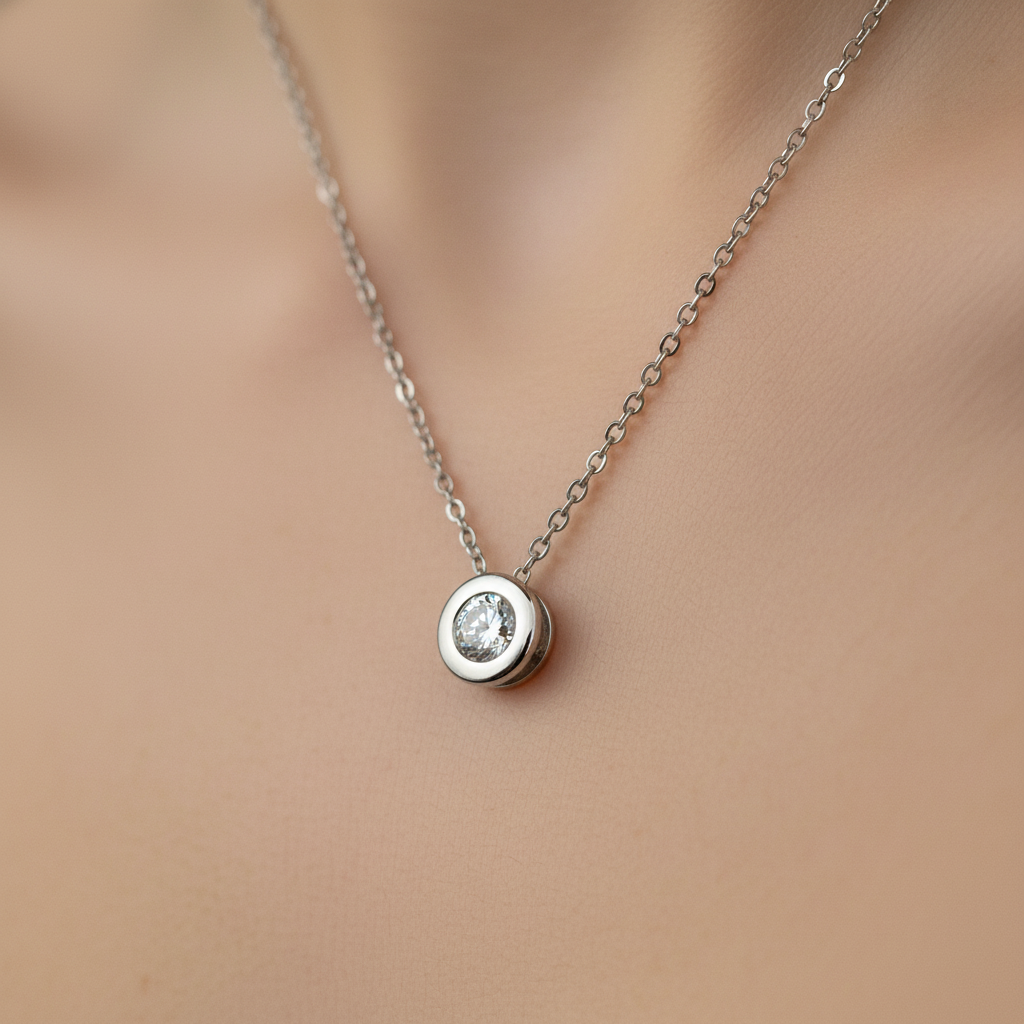 Solitaire pendant - macro detail