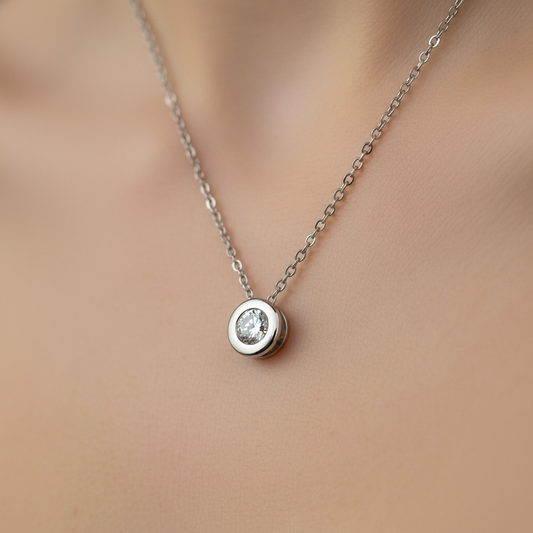 Solitaire pendant - macro detail